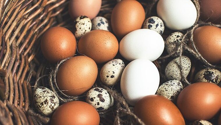 ウズラと鶏の卵は、効力を維持するために男性の食事に追加する必要があります。