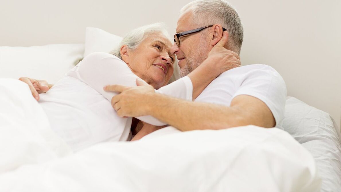 ベッドの中で成熟したカップルと効力が増加した男