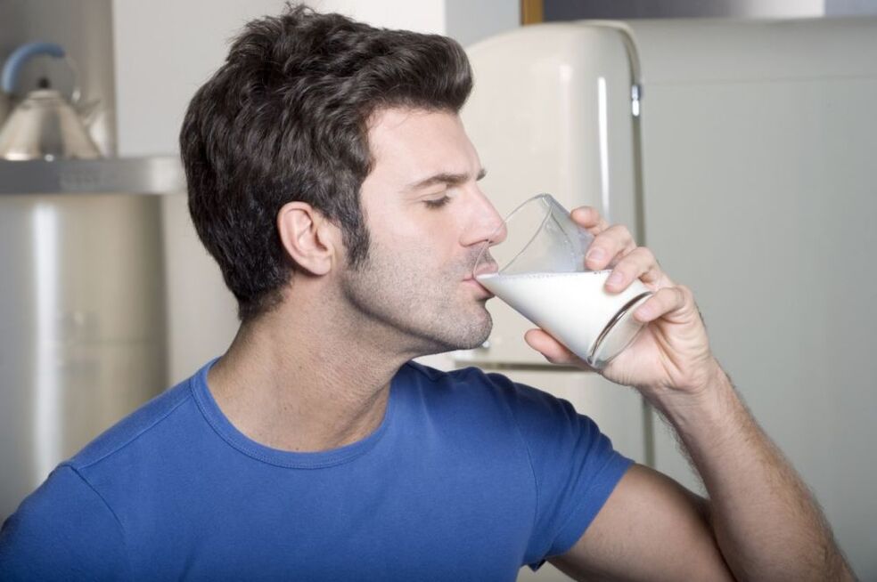 男は牛乳を飲みます